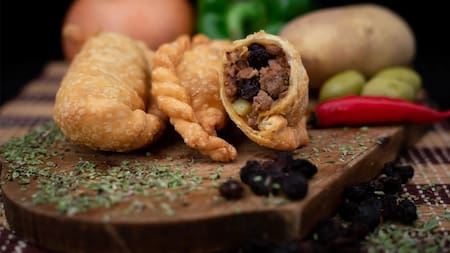 La receta para hacer empanadas de carne cortada a cuchillo. Foto NA.