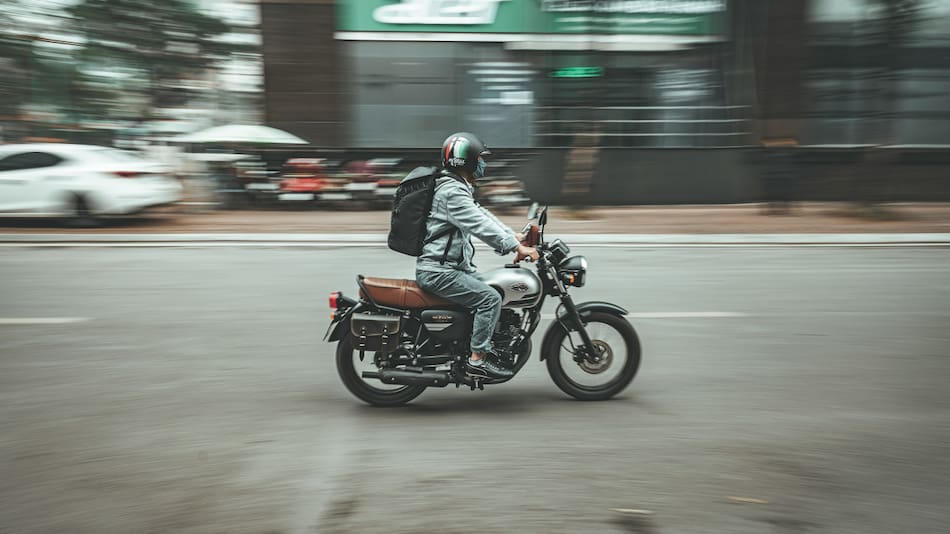 ¿Qué significa la certificación ECE R22-05?. Foto: Unsplash.