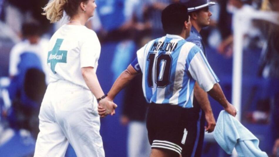 El momento en que al 10 le cortaron las piernas. Foto: NA