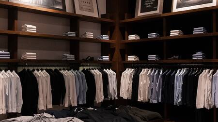 Etiqueta Negra anunció rebajas en sus prendas. Foto: Instagram @etiquetanegra