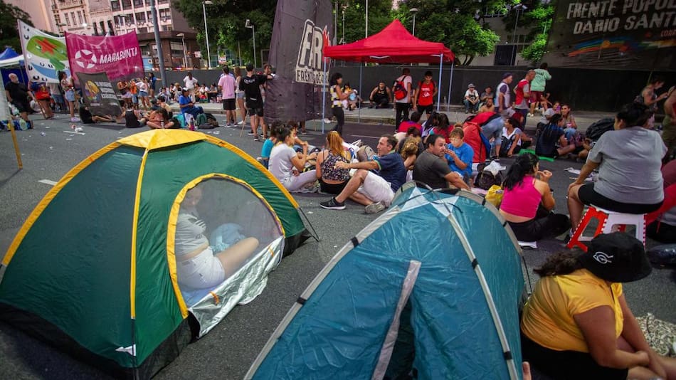 Acampe en la avenida 9 de julio. Foto: NA