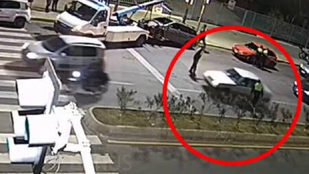 Persecución y choque: evadieron un control de tránsito y terminaron incrustados en un poste de luz