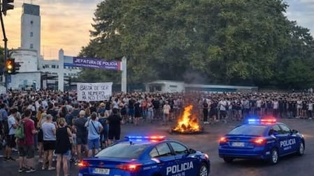 Máxima tensión en Santa Fe: agredieron y escupieron al jefe de la policía durante la protesta en Rosario