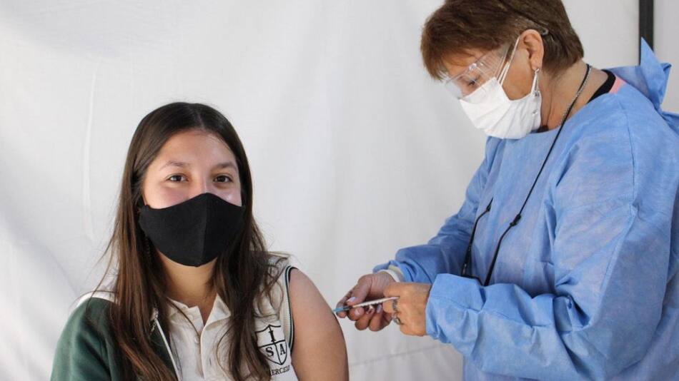 Vacunación de jovenes contra el coronavirus. NA.