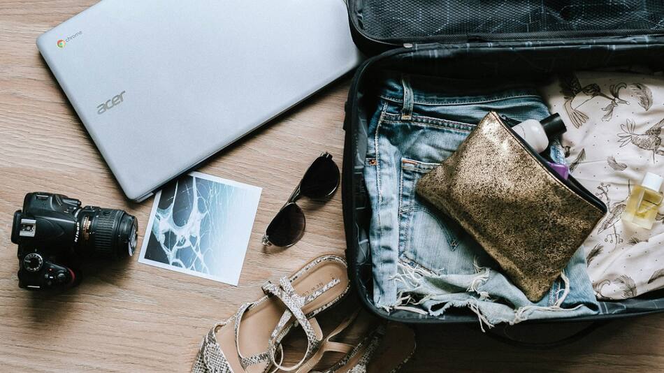 Vacaciones; ropa; valija. Foto: Unsplash.