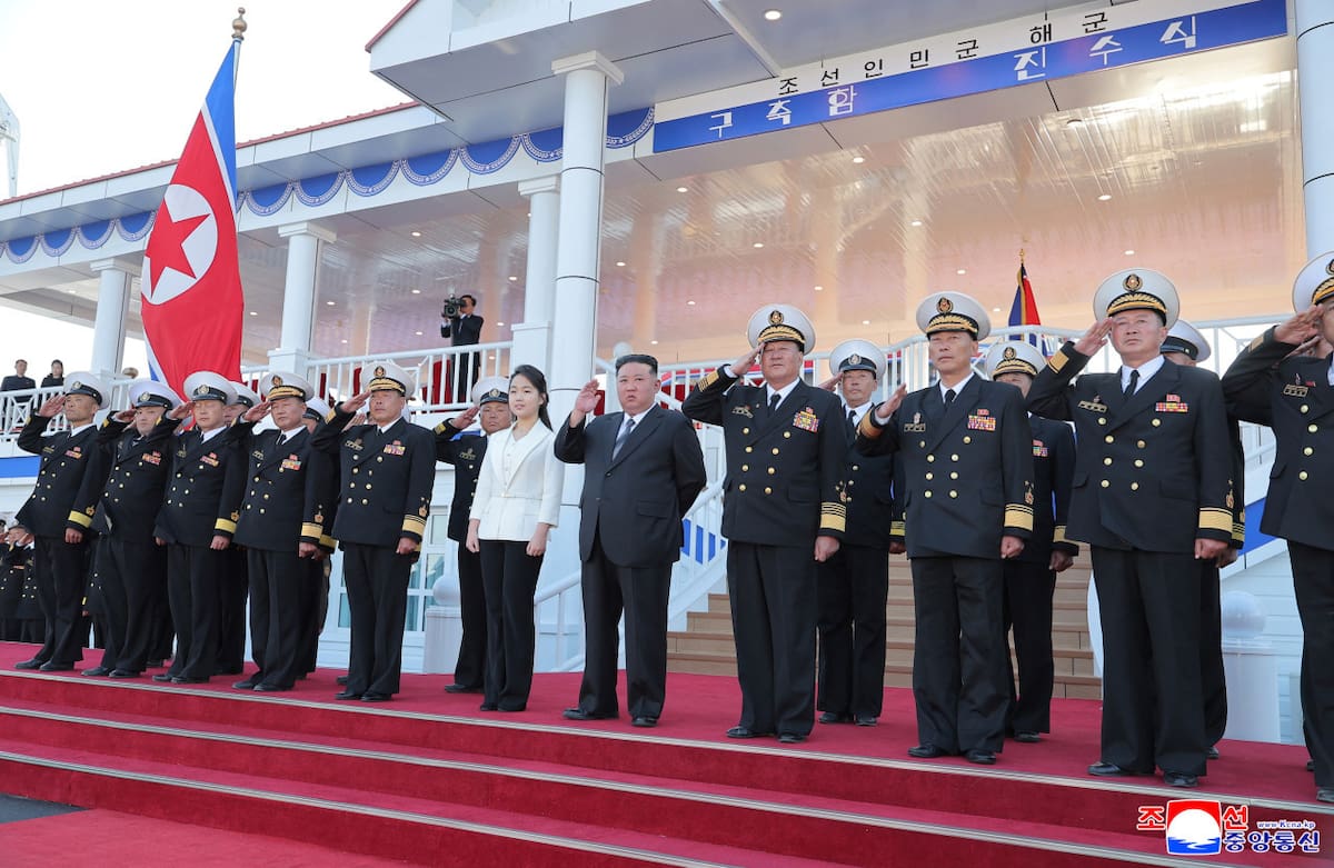 Kim Jong-un presentó el nuevo buque destructor de Corea del Norte. Foto: Reuters/KCNA