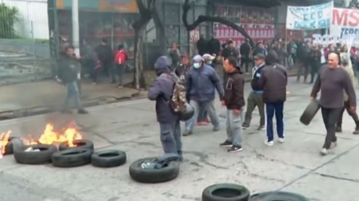 Jornada de protesta nacional: hay cortes en los accesos a la Ciudad de Buenos Aires y quema de cubiertas en el Puente Pueyrredón