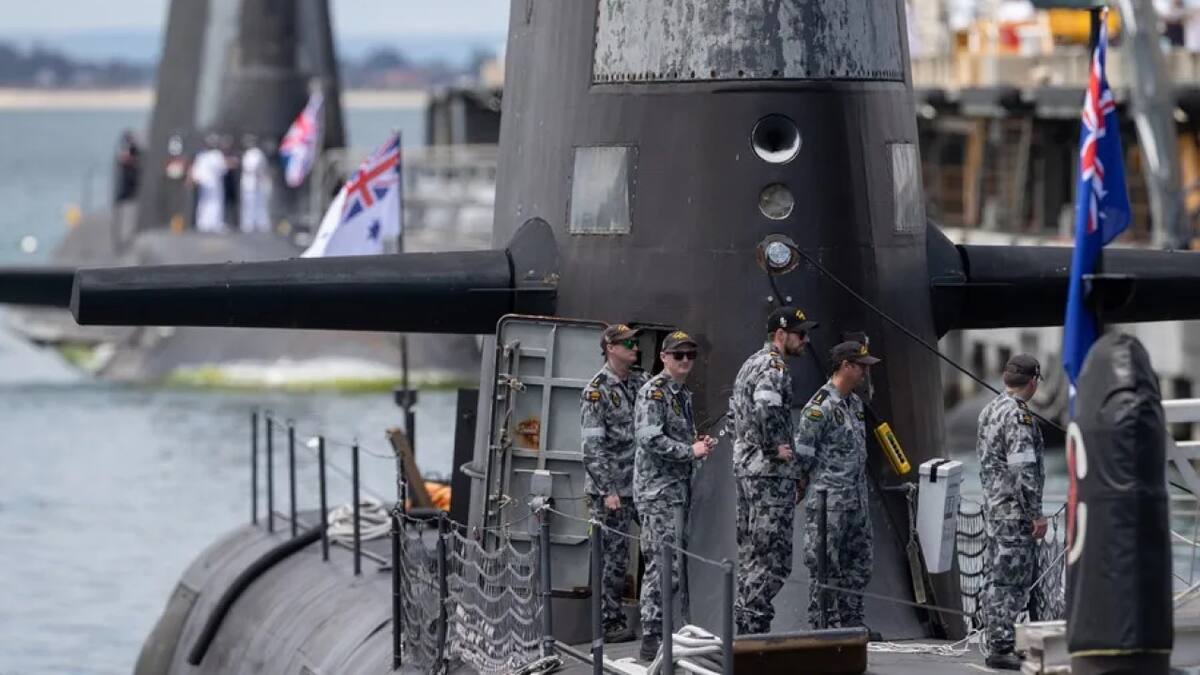 Un submarino australiano junto a uno de ataque de propulsión nuclear del Reino Unido. Foto: EFE/Richard Wainwright
