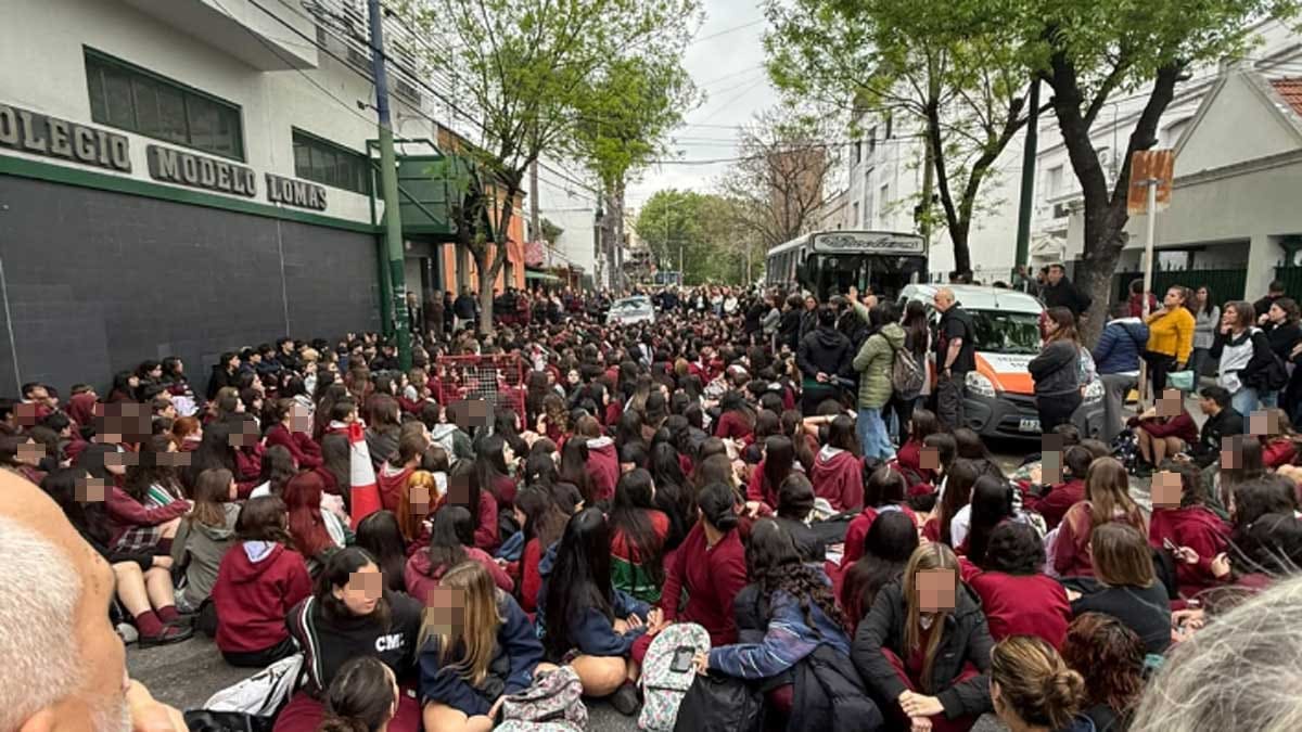 Protestas por el caso en el colegio Modelo Lomas, en Lomas de Zamora.