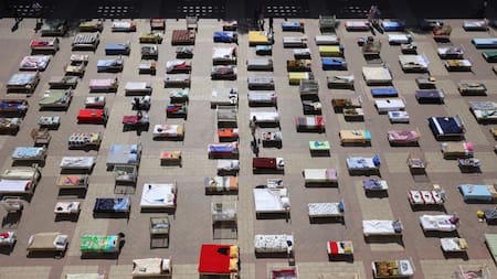 Manifestación con camas en Jerusalén para exigir liberación de rehenes. Foto: EFE.