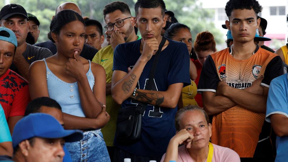 Migrantes esperan los resultados en las elecciones de Estados Unidos. Foto: Reuters