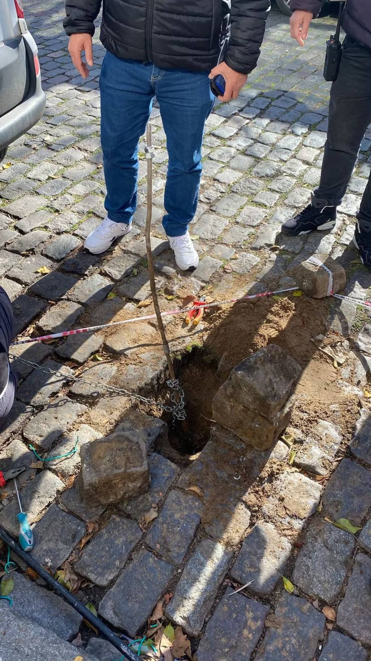 Descubren un túnel de casi 3 metros hecho para robar un banco en San Isidro. (Fotos: PBA)