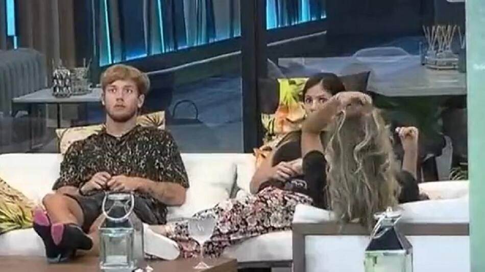 Nacho, Romina y Julieta en el patio. Foto: captura.