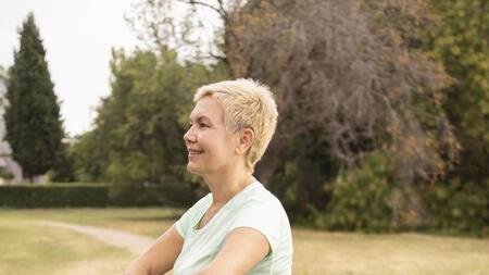 Los ejercicios que se deben sumar a partir de los 60 años para fortalecer los brazos. Foto Unsplash.