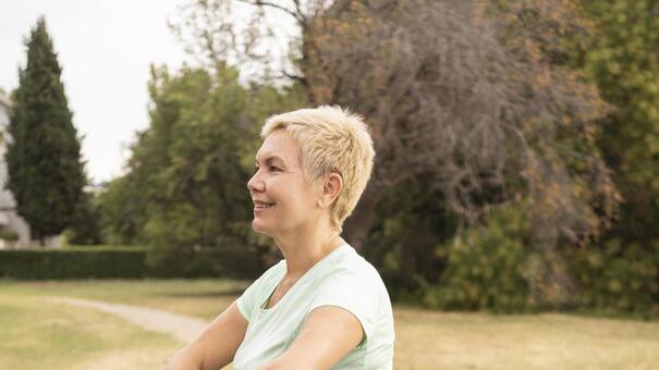 Chau pesas: los 3 ejercicios claves para tonificar los brazos a partir de los 60 años