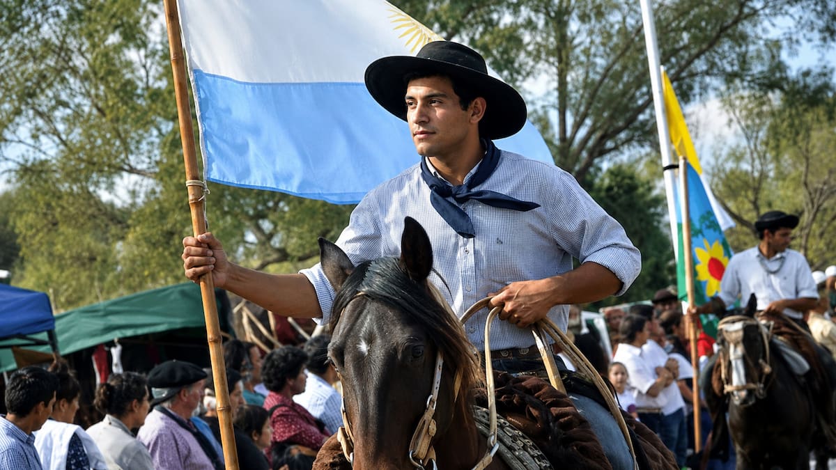 Del Cabildo a los pastelitos: qué celebramos el 25 de Mayo y dónde ir en el finde largo