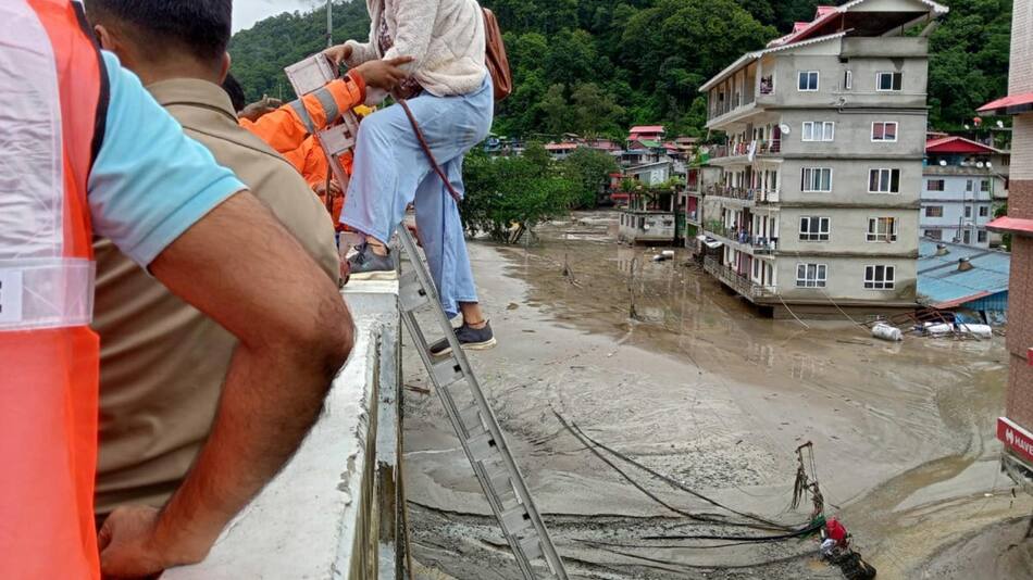 Desborde e inundaciones en Sikkim,India. Foto: EFE.
