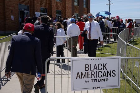 Donald Trump visitó una iglesia afroamericana. Foto: Reuters