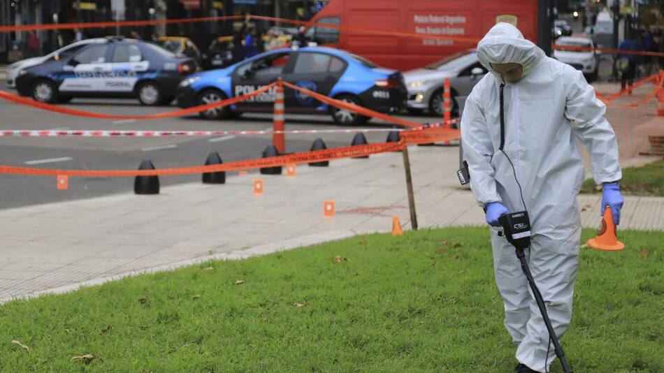 Efectivos de la policia cientifica de a policia Federal trabajan en el lugar donde fue baleado el diputado Hector Olivares, NA.