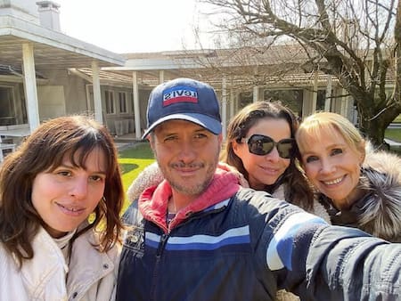 Martín Ortega junto a Julieta y su familia. Foto: Instagram @martinortega.ar
