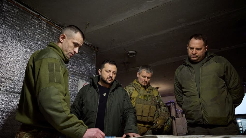 Volodímir Zelenski junto a miembros del Ejército ucraniano. Foto: Reuters.