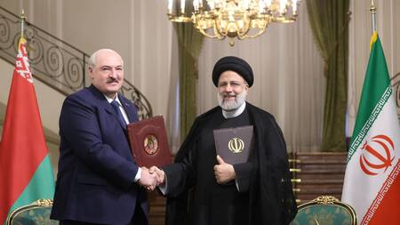 Alexander Lukashenko y Ebrahim Raisi firman un acuerdo. Foto: Reuters.