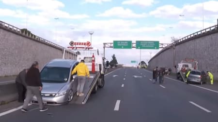 Dos de los autos involucrados en el accidente de tránsito en la Avenida General Paz. Foto: NA.