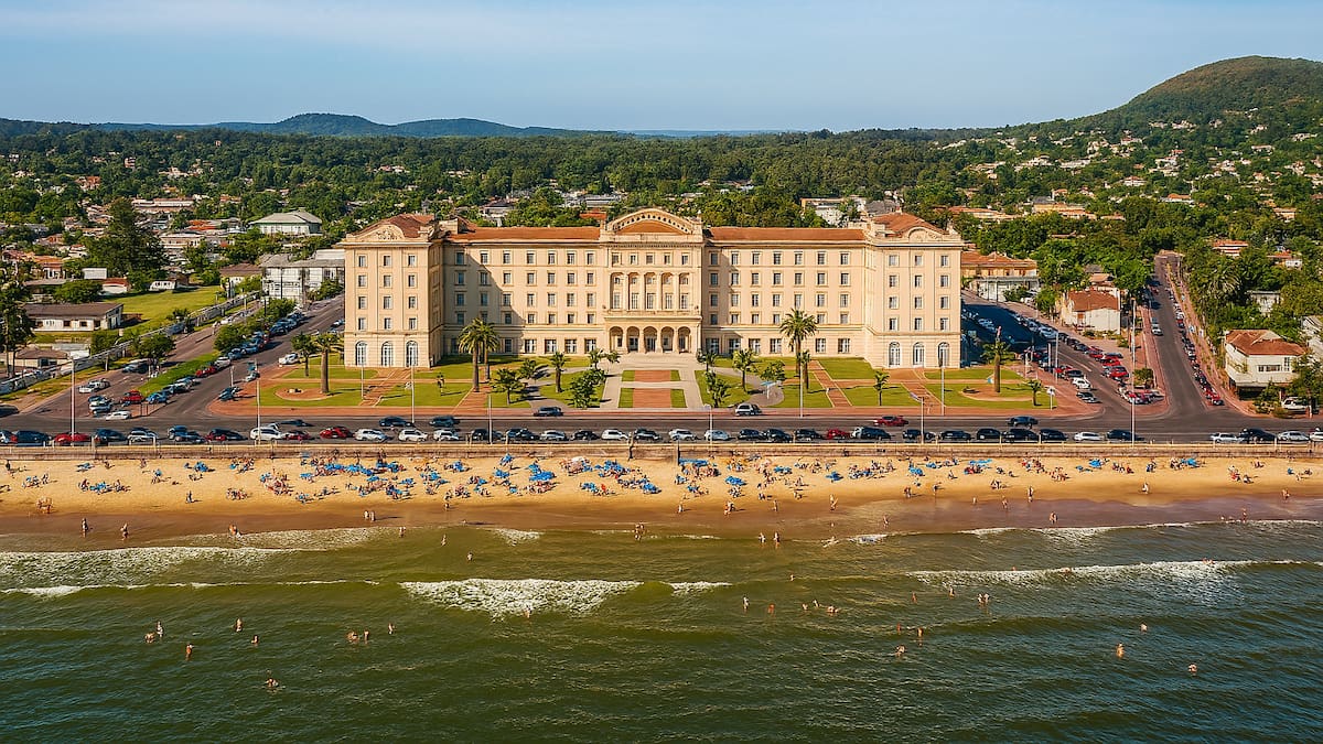 El balneario uruguayo que homenajeó a los argentinos con un hotel de lujo icónico
