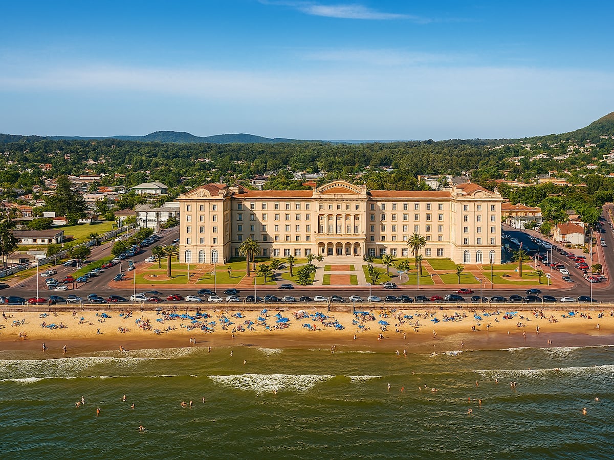 El balneario uruguayo que homenajeó a los argentinos con un hotel de lujo icónico