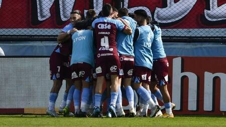 Arsenal le quitó el invicto al líder. Foto: NA.