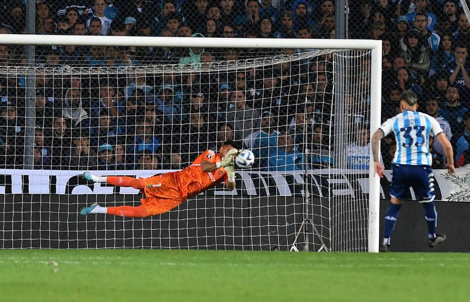 El penal atajado de Sergio Romero a Gonzalo Piovi. Foto: Télam.