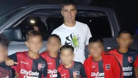 Ignacio Malcorra junto a seis chicos de las Inferiores de Newell´s. Foto: NA.