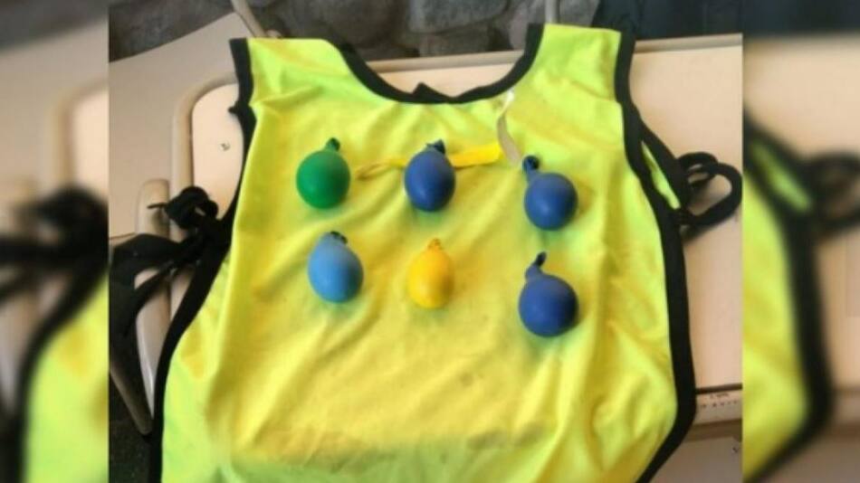 El chaleco de bombuchas que usaba el joven apresado. Foto: NA.