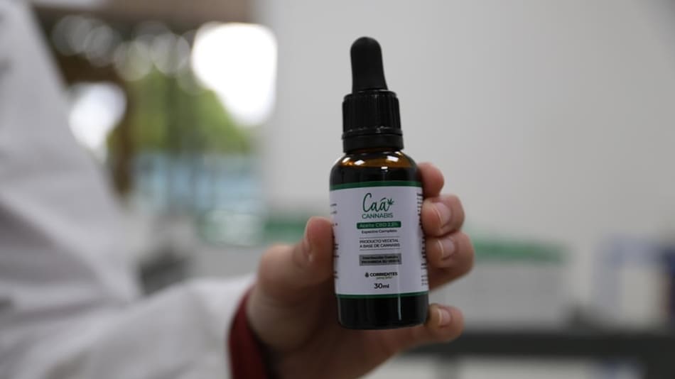 Gustavo Valdés, gobernador de Corrientes, preserntó el primer lote de aceite de cannabis medicinal elaborado por la sociedad estatal provincial Caá Cannabis.