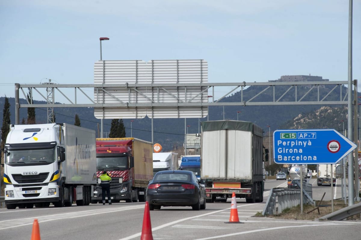 Micros y camiones tendrán que emitir un 90 % menos de CO2 en 2040. Foto: EFE