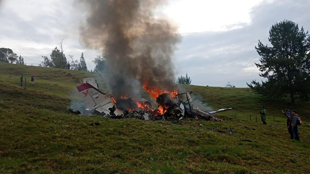 La avioneta ambulancia prendida fuego. Foto: EFE.