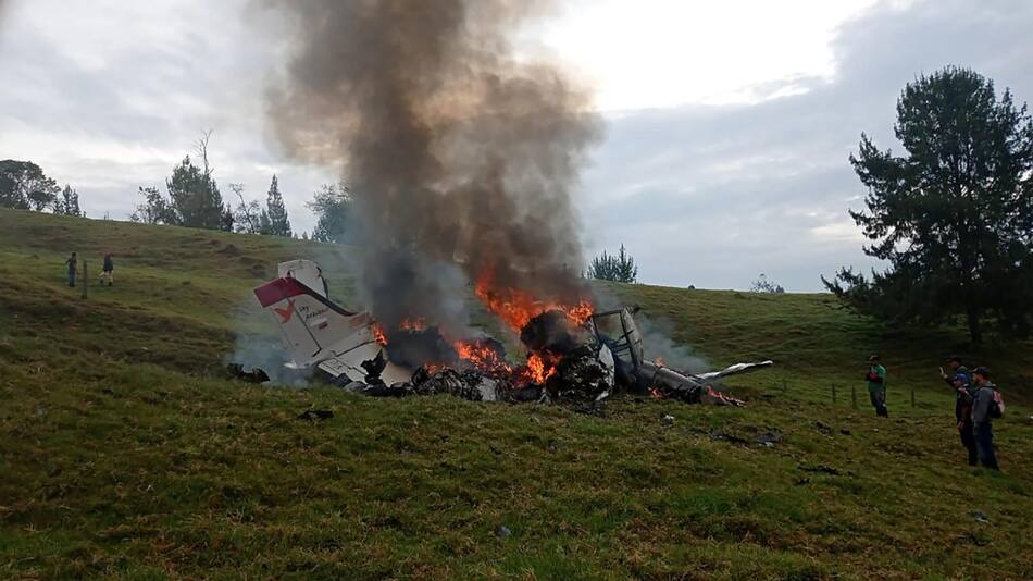 La avioneta ambulancia prendida fuego. Foto: EFE.