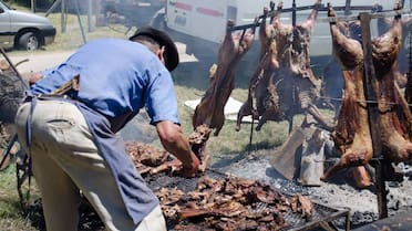 Las mejores fiestas rurales de noviembre para organizar tus escapadas: tradición, cerveza y la tortita negra
