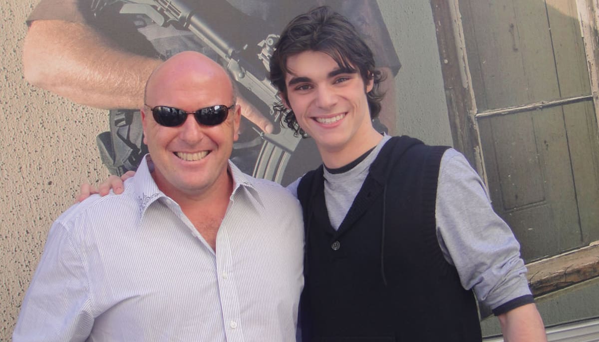 RJ Mitte (derecha) era reconocido mundialmente por interpretar al hijo de Walter White en Breaking Bad.