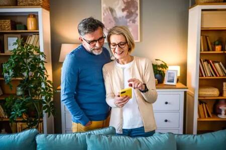 Ancianos, telefono, celular. Fuente: Pexels.