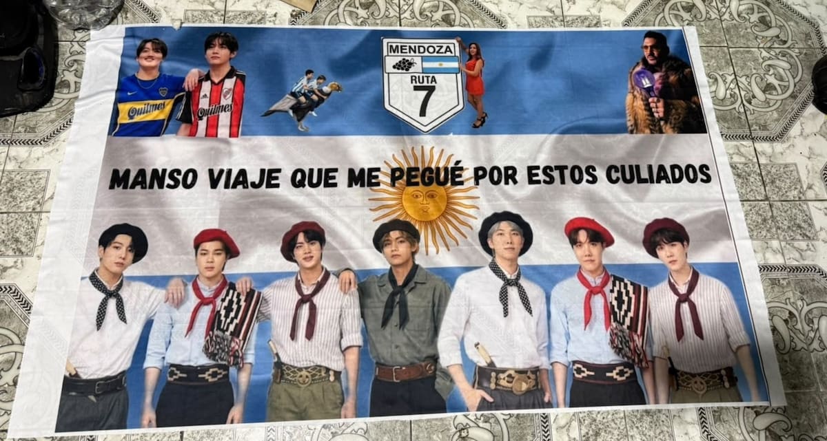 Banderas hechas por las fanáticas de BTS.