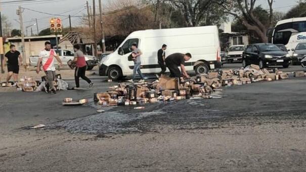 Un camión de fernet y otro de Coca volcaron en la misma rotonda de Córdoba