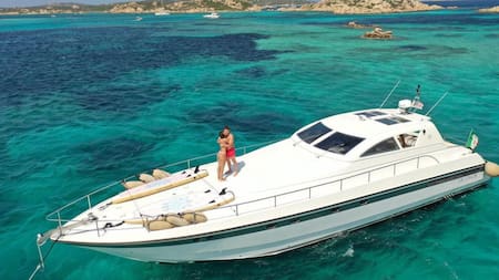 Julián Álvarez junto a Emilia Ferrero en Cerdeña, Italia. Foto: Instagram @juliaanalvarez.