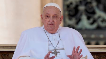 El papa Francisco reapareció ante los fieles en la plaza de San Pedro durante su convalecencia (REUTERS/Remo Casilli)