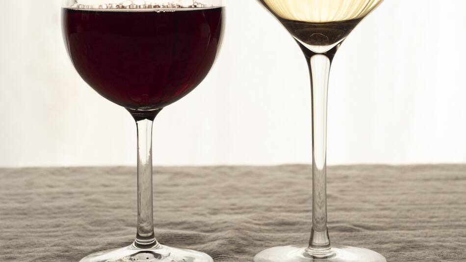 Vino blanco o tinto. Foto: Freepik