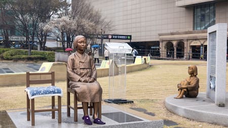 La Estatua de la Paz, o Estatua de las Mujeres de Consuelo, frente a la estación Wangsimni en el distrito de Seongdong, Seúl, Corea del Sur. Foto: Lee Jae-Won/AFLO