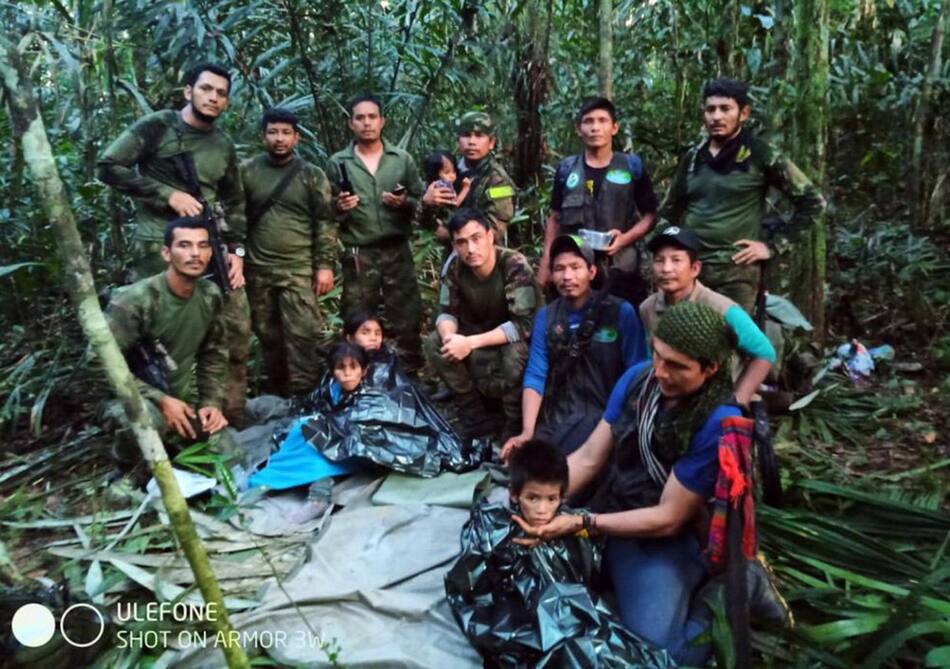 Soldados e indígenas junto a los niños rescatados tras 40 días en la selva. Fuente: EFE.