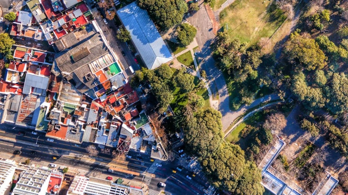 Nació como un límite hace casi 450 años, atraviesa 5 barrios porteños y homenajea a los hombres de la Constitución de 1853