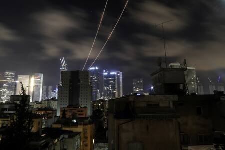 Misiles lanzados por Irán son interceptados en Tel Aviv. Foto: Reuters/Itay Cohen