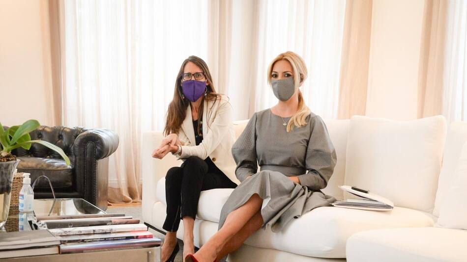Fabiola Yáñez por Mujeres Rurales junto a la Ministra Elizabeth Gómez Alcorta